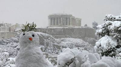 ФОТОФАКТ: Снегопады в Греции засыпали афинский Акрополь