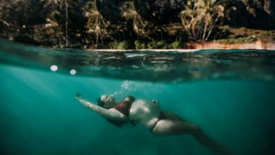 Плавание в облаках: фотограф делает впечатляющие кадры беременных женщин под водой океана