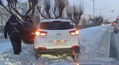 Рыдала в снежном плену: в массовые ЧП на дорогах в Ярославле вмешались росгвардейцы