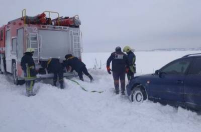 За сутки спасатели освободили из снежных заносов 45 транспортных средств