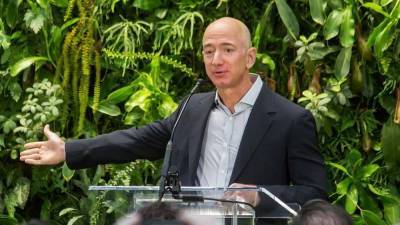 Глава Amazon "подвинул" Илона Маска в списке самых богатых людей мира