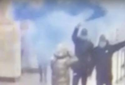 Петербургские хулиганы запалили файеры в вестибюле метро «Гражданский проспект»