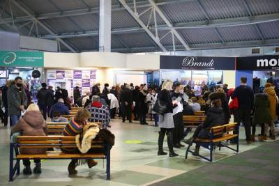 В торговом центре Екатеринбурга десятки людей выстроились в очередь на прививку от ковида