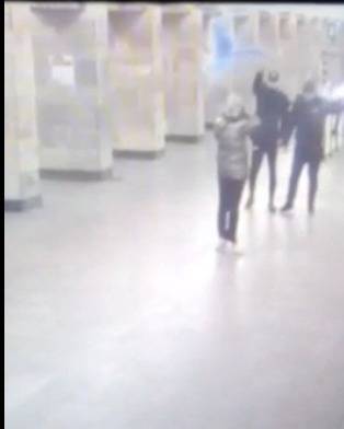 В Петербурге полиция ищет девушку и двух парней, поджегших файеры в метро