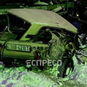В Киеве поезд протаранил ВАЗ: пассажир легковушки скончался на месте. Фото
