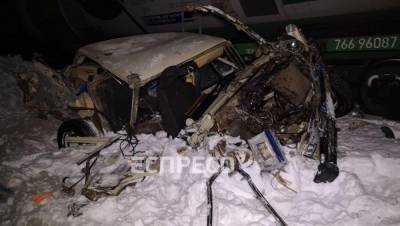 Поезд на огромной скорости протаранил легковушку в Киеве: пассажира тянуло колеей километр