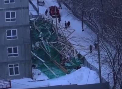 «Рухнули строительные леса»: очевидцы опубликовали видео с места ЧП в Кемерове