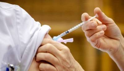 Япония начала вакцинировать свое население от коронавируса