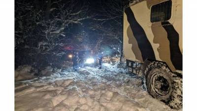 В Крымских горах спасатели вытащили из снега два авто - ФОТО