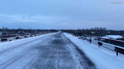 Грузовик упал с моста в Томской области, водитель погиб