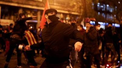 Разгромлены магазины и сожжены мусорные контейнеры: в Испании сторонники заключенного за восхваление терроризма рэпера устроили массовые беспорядки
