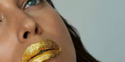 С добавлением 24-каратного золота. Ирина Шейк снялась полностью обнаженной в рекламе маски для губ