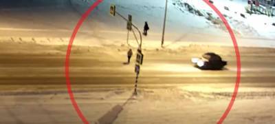 Водитель сбил девушку на пустой дороге в Карелии (ВИДЕО)