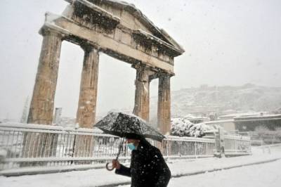 В Грецию пришел циклон «Медея», Афинский Акрополь засыпало снегом: фото