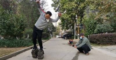 Китаец в 150-килограммовых ботинках стал звездой Сети (видео)