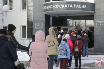 Фотофакт. Перед судом Московского района выстроилась очередь желающих попасть на процесс над Бабарико