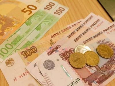 Рубль на торгах слабеет к доллару, но укрепляется к евро