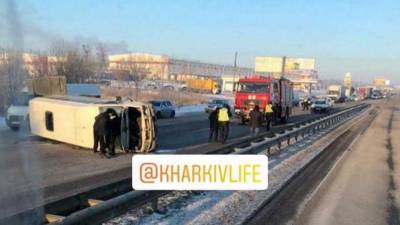 На Харьковщине перевернулся микроавтобус с пассажирами: много пострадавших – видео