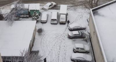Тбилисские дороги расчищают от снега и посыпают солью