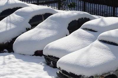Водителей призвали не оставлять надолго машины под снегом