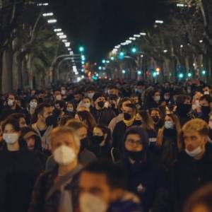 В Испании тысячи человек вышли на протесты из-за задержания рэпера Пабло Аселя. Фото