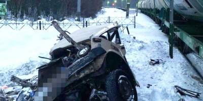 На железнодорожном переезде в Киеве поезд врезался в автомобиль, один человек погиб