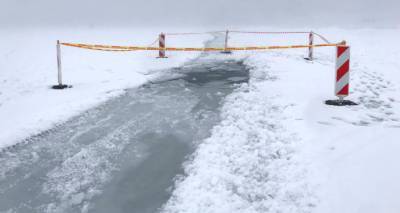 Во время уборки снега на озере в Каунасе трактор провалился под лед