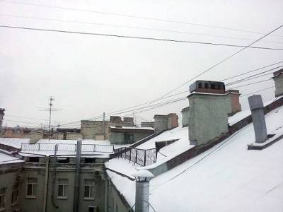 В Петербурге мигрант, чистивший крышу от снега, сорвался вниз