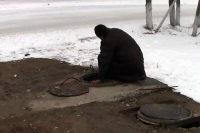 В Киеве заварили люк теплотрассы, в которой спал бездомный