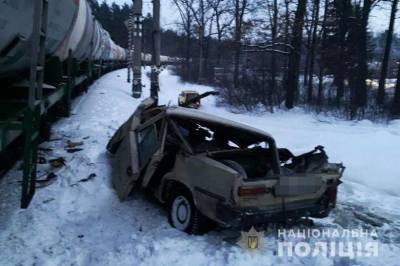 В Киеве водитель ВАЗа пытался проскочить на “красный” и попал под поезд