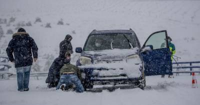 Замело снегом: на Прикарпатье из-за непогоды два села полностью без сообщения, еще семь — частично