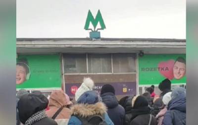 В Киеве образовалась огромная очередь в метро
