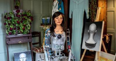 Робот-художник Ai-Da устроит в Лондоне выставку портретов - focus.ua - Англия - Лондон