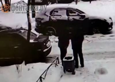 Автохам в Петербурге ударил ножом в живот мужчину за замечание о парковке на тротуаре