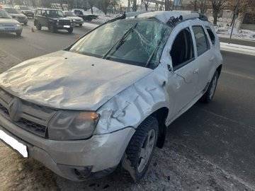 В Уфе из-за снежного вала опрокинулся автомобиль