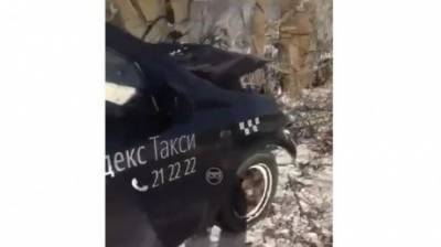 «Яндекс»-красавчик прилетел: в Пензе такси вылетело с дороги