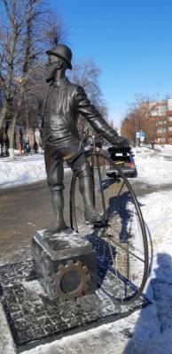 Памятнику Столлю в Воронеже вернули отломанную ручку велосипеда