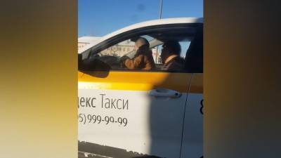 Таксист посадил за руль маленького мальчика на МКАД