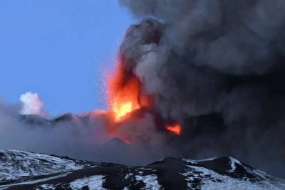 Появилось видео извержения вулкана Этна