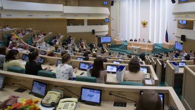 Закон о штрафах за цензуру российских изданий одобрили в Совфеде РФ
