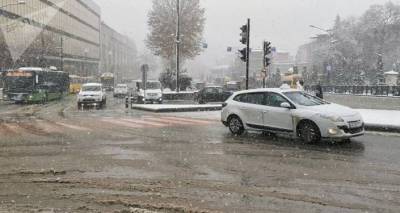 Снегопад в Тбилиси: редкие прохожие и осторожные водители - видео
