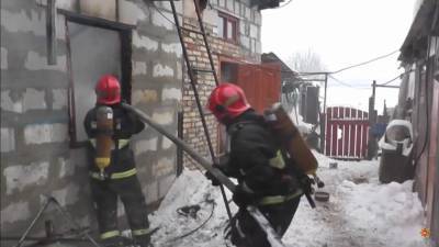 Загорелись доски. В Гродненском районе спасатели ликвидировали пожар