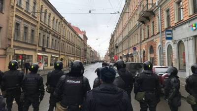 Российские сенаторы одобрили штрафы за неповиновение полиции на митингах