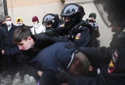 Совет Федерации одобрил закон о штрафах за неповиновение силовикам на митингах