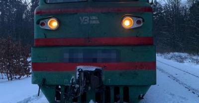 Трагическое ДТП в Киеве: машину раздавило поездом на железной дороге, пассажира спасти не удалось