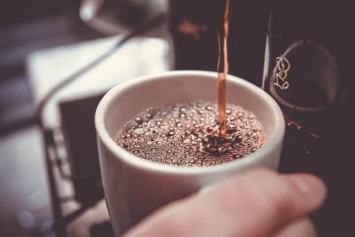 Употребление кофе на ночь не влияет на сон, но изменяет структуру мозга: исследование