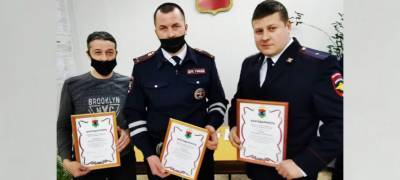 Два полицейских и таксист в Карелии получили благодарственные письма за спасение девушки, прыгнувшей с моста в ледяную воду