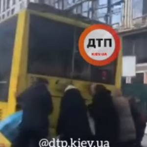 В Киеве пассажиры толкали застрявший троллейбус