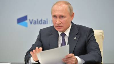 Путин подписал закон о праве сирот на бессрочное получение образования за счет бюджета