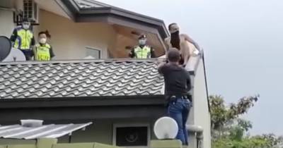 Полиции пришлось снимать с крыши незадачливого полуголого вора
